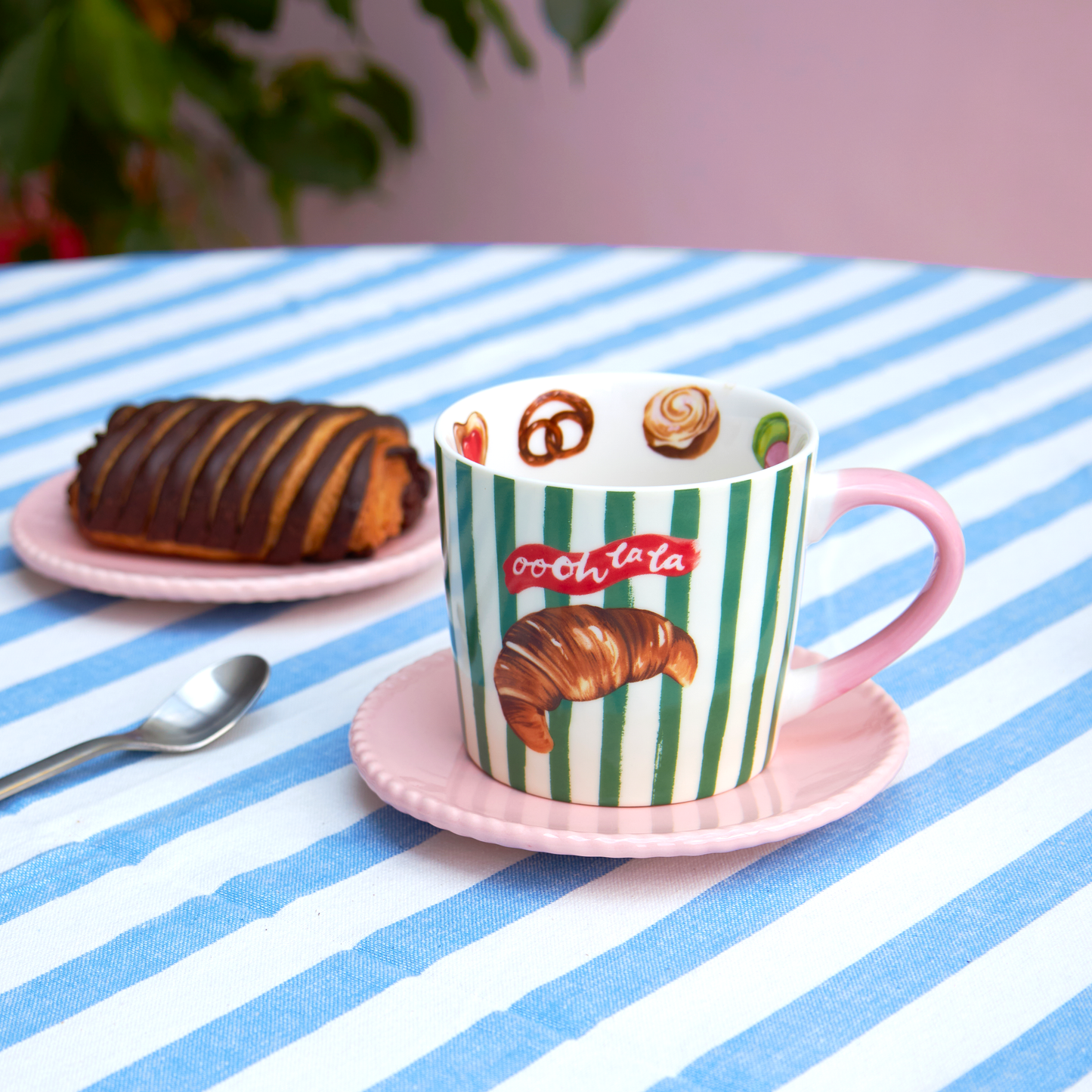 Eleanor Bowmer - Tasse croissant « Oooh La La » à rayures vertes
