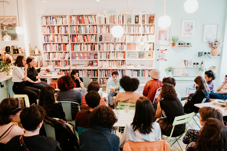 Un livre une tasse de thé : librairie-salon de thé féministe – Un livre